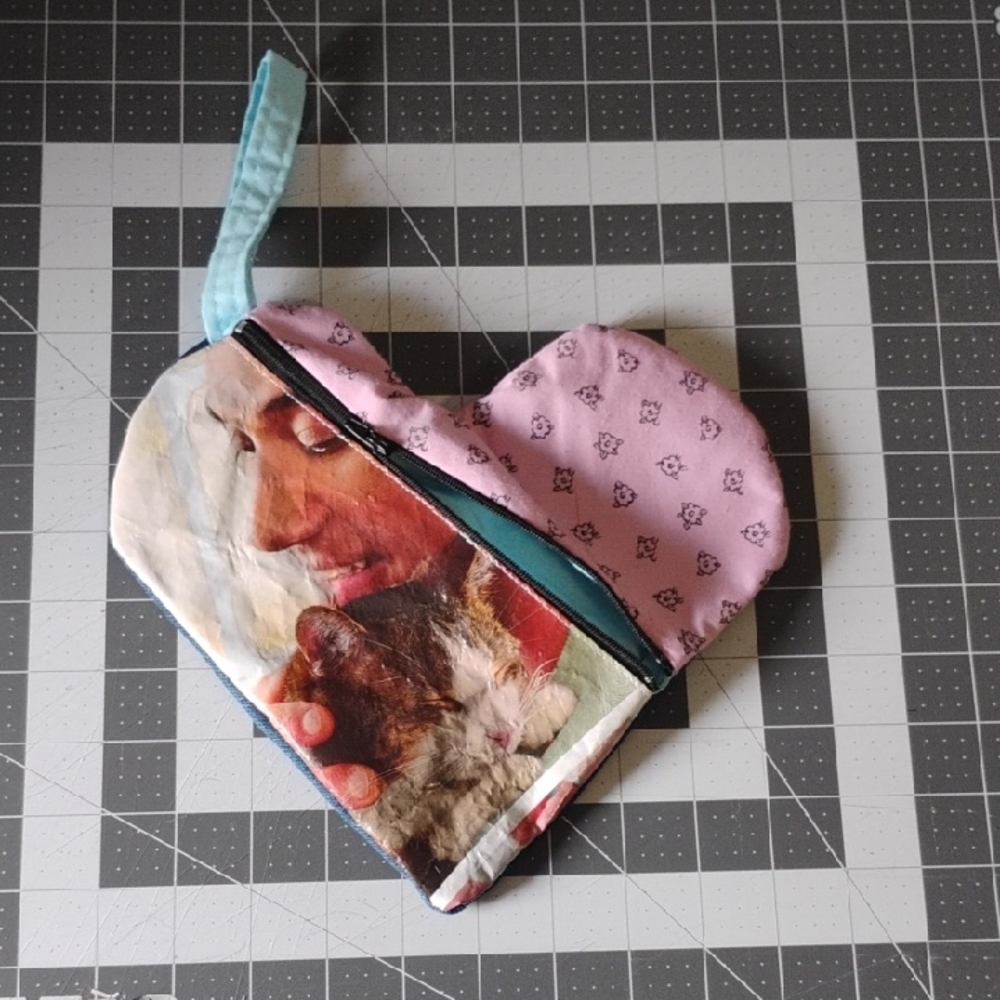 Heart-Shaped Cat Print Pouch